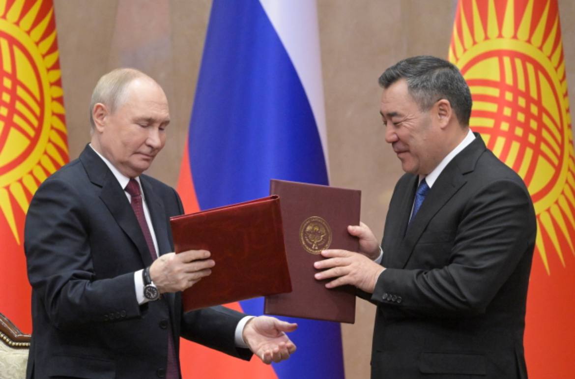 Путин в Петербурге наградит премией мира трёх лидеров СНГ На неформальной встрече глав СНГ в Петербурге наградят международной премией мира имени Льва Толстого трёх лидеров СНГ сообщил пресс секретарь президента РФ Дмитрий Песков Премию мира по словам пресс секретаря получат президент Киргизии Садыр Жапаров президент Таджикистана Эмомали Рахмон и узбекистанский лидер Шавкат Мирзиёев Алексей Никольский POOL ТАСС Подписаться на ДП в Telegram MAX