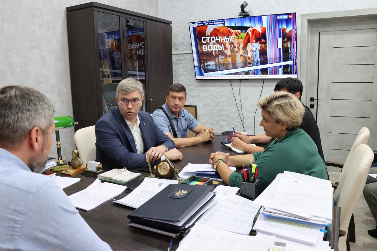 Запорожская область: модернизация службы занятости     Запорожскую область посетила делегация во главе с заместителем руководителя Федеральной службы по труду и занятости  Роструд  Яном Петровичем Талбацким. В состав делегации также вошли эксперты Федерального центра компетенций в сфере занятости «ВНИИ труда» Минтруда и кураторы из Тамбовской области. Целью рабочего визита стала оценка реализации проекта по комплексной модернизации службы занятости в регионе.     Состоялась встреча с заместителем Губернатора Запорожской области Александром Анатольевичем Зинченко, в рамках которой обсуждались аспекты модернизации службы занятости в регионе и ее значимость для социально-экономического развития Запорожской области.   Гости посетили ключевые объекты инфраструктуры службы занятости, где смогли ознакомиться с новыми подходами к организации работы.    Реализация проекта комплексной модернизации службы занятости направлена на создание эффективной системы поддержки граждан и работодателей. Это позволит снизить уровень безработицы и повысить конкурентоспособность регионального рынка труда.   В рамках модернизации планируется преобразование действующих центров занятости населения в современные карьерные центры.  #запорожскаяобласть #центрзанятости #ВНИИтруда