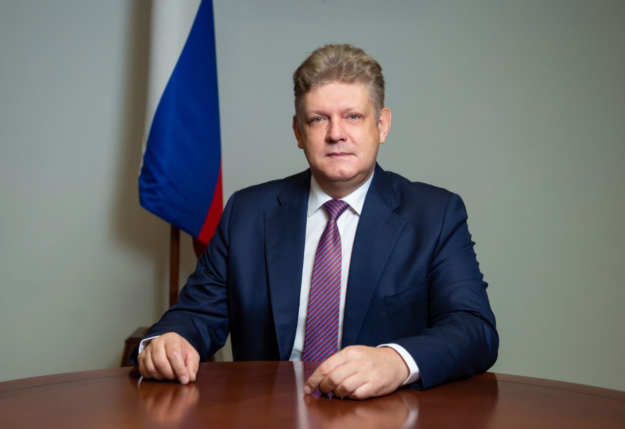Правительство Алтайского края Полномочный представитель Президента Российской Федерации в СФО Анатолий Серышев направил поздравление с Днём шахтера З1 августа отмечают День шахтера Полномочный представитель Президента Российской Федерации в Сибирском федеральном округе Анатолий Серышев направил поздравление с этим профессиональным праздником Уважаемые работники и ветераны угольной отрасли от всей души поздравляю вас с Днём шахтёра Труд шахтеров это подвиг требующий выносливости мужества и верности своему делу Каждый спуск под землю это испытание которое под силу только сильным духом людям Угольная отрасль является одним из базовых секторов экономики мощным производственным комплексом Сибирского федерального округа и всей страны Именно в Сибири добывается три четверти всего угля в России подробнее на канале Правительство Алтайского края