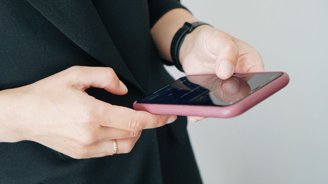 Астраханцам стал доступен ИИ ассистент ментальной поддержки Цифровая экосистема МТС запустила ИИ ассистента ментальной поддержки для молодёжи Астраханской области С его помощью пользователи могут рассказать о своих тревогах и сложностях получить практические рекомендации по улучшению эмоционального состояния и узнать больше о психологии Ассистент задаёт уточняющие вопросы выделяет основную проблему и даёт советы Сервис не даёт медицинских рекомендаций и имеет список табуированных тем при обращении к которым советует обратиться к профессионалу Консультации с ИИ ассистентом доступны бесплатно и без ограничений абонентам тарифа РИИЛ Технический директор МТС в Астраханской области Андрей Кожарин отметил что сервис сделает базовую ментальную поддержку доступной для студентов и молодых специалистов