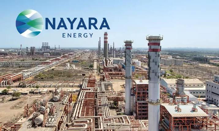 «Роснефть» рассматривает выход из активов Nayara Energy  бывшая Essar Oil , в которой она приобрела 49,13% акций в 2017 году в рамках сделки стоимостью $12,9 млрд, ставшей крупнейшей иностранной инвестицией в нефтеперерабатывающий сектор Индии   Из-за санкций российская компания не могла репатриировать доходы от Nayara Energy в течение последних нескольких лет, что может быть одной из основных причин, по которым она рассматривает идею продажи своей доли.   Переговоры пока находятся на начальной стадии, и сделка может не состояться, учитывая текущие сложности и размер актива.  Кроме того, UCP Investment Group, одна из крупнейших финансовых инвестиционных групп в России, также хочет продать свою долю в Nayara Energy  24,5%  за более чем $5 млрд.  UCP и «Роснефть» провели переговоры с Reliance Industries, Adani и JSW Group, рассказали собеседники издания. Также были проведены переговоры с Saudi Aramco, которая совершает стратегический поворот в сторону Азии.    Подписаться   Прислать новость