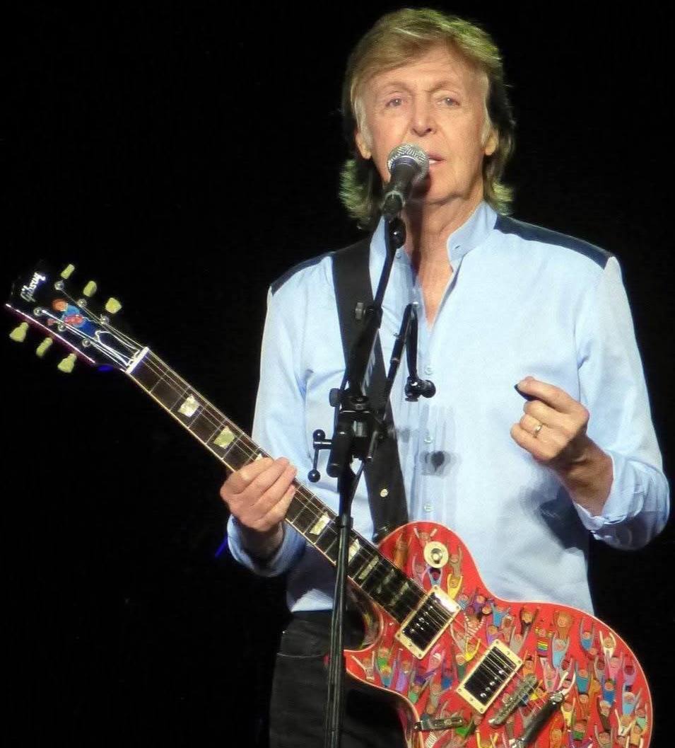 В Екатеринбурге откроют рок факультет и пригласят преподавать Стинга и Маккартни Его планируют создать в консерватории Идею анонсировал музыкант Александр Пантыкин Я считаю что на этом факультете должны преподавать лучшие люди со всего мира Такие как Стинг Маккартни Они нормальные ребята рассказал дедушка уральского рока в разговоре с 66 ру Он уверен что с музыкантами можно договориться Поступление будет доступно только выпускникам музыкальных школ Подписаться Прислать новость