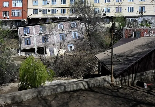 В МЧС допустили долгую оценку ущерба от паводка в Дагестане Она может растянуться на годы Как сообщили в пресс службе ведомства по итогам заседания правительственной комиссии по координации работ по ликвидации последствий наводнения в республике за неделю обследовали 90 из 4 5 тысячи домов Выплаты получили почти 29 тысяч пострадавших Подписаться на Говорит Москва Telegram VK МАКС