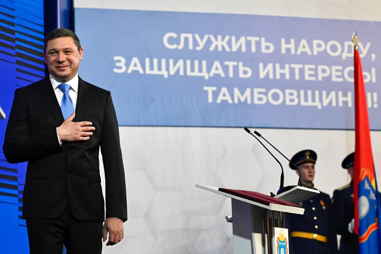 Год назад Евгений Первышов указом президента России Владимира Путина был назначен руководителем Тамбовской области А 6 ноября 2024 года он приехал в регион и начал работу Одним из первых нововведений стала организация прямой трансляции еженедельных совещаний в правительстве которые проводит Евгений Первышов Публичность оперативок позволяет всем желающим лично оценить отчеты министров и заместителей главы по актуальным темам ответы руководителей муниципалитетов по проблемным вопросам жителей назначения на новые должности в команде главы региона С приходом Евгения Первышова поменялся характер управления регионом изменились принципы взаимодействия власти с жителями взят курс на системную работу органов власти и ресурсную поддержку федерального центра Руководствуясь интересами тамбовчан глава региона инициировал создание Народной программы которая рассчитана на десятилетие Программа дополнялась после каждой поездки главы по области где он обязательно встречался с жителями Наша основная задача доводить каждый вопрос до положительного решения Люди должны быть уверенными в том что их услышат и им помогут Давайте придерживаться именно этого правила считает Евгений Первышов Фото Павел Васильев Наши новости в МАХ