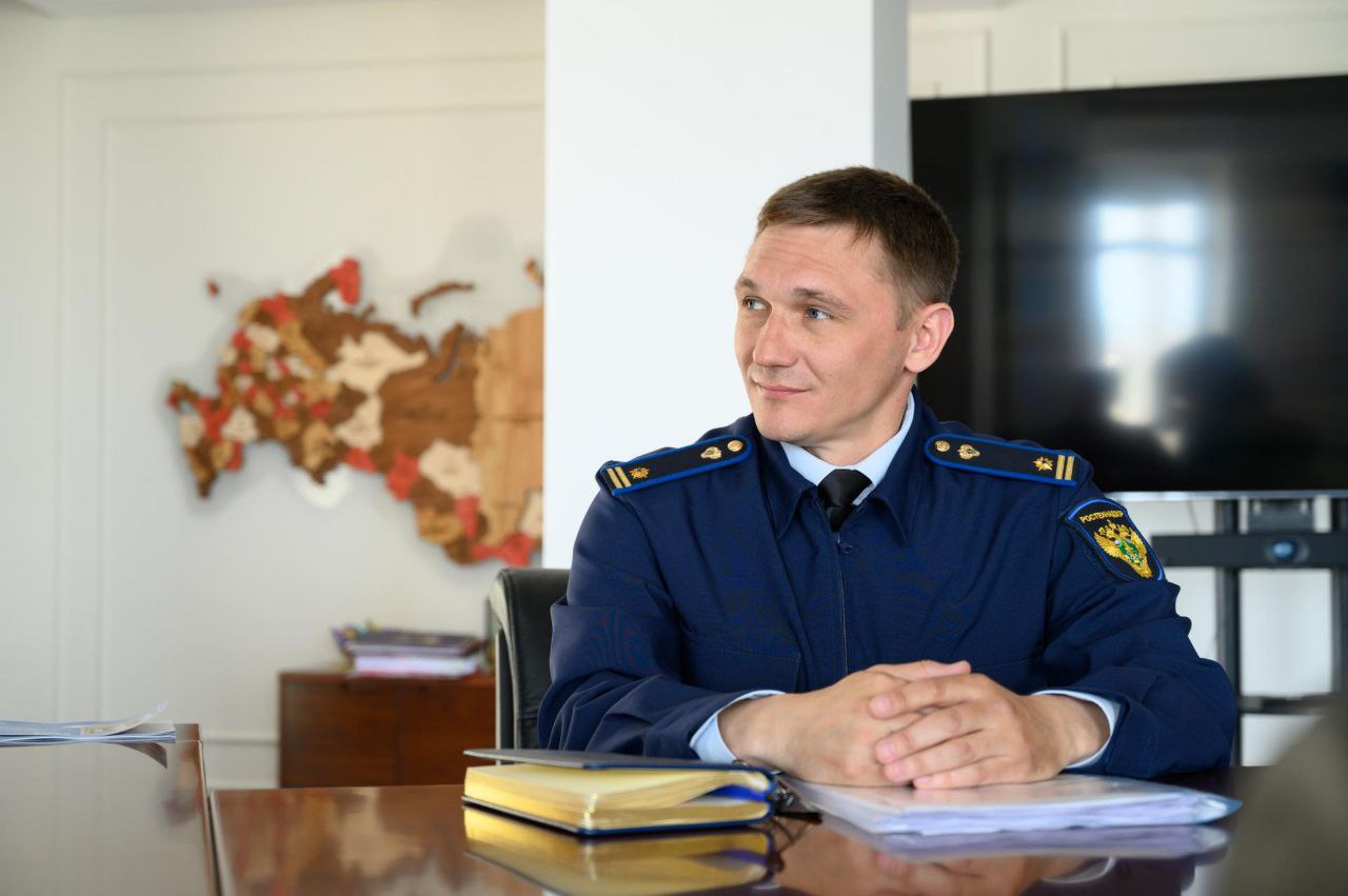 Состоялась рабочая встреча руководителя Херсонского управления Ростехнадзора и губернатора Херсонской области Исполняющий обязанности руководителя Херсонского управления Ростехнадзора Андрей Буренин встретился с Губернатором Херсонской области Владимиром Сальдо. Темой обсуждения стали итоги работы территориального органа за 2024 год. Андрей Буренин уделил внимание промышленной и топливно-энергетической безопасности региона. Он подчеркнул важность учета опасных промышленных объектов и их дальнейшей эксплуатации. В рамках рассмотрения вопросов подготовки региона к предстоящему осенне-зимнему периоду руководитель Управления напомнил об изменениях законодательства в сфере теплоснабжения, вступивших с 1 марта 2025 года, Правила обеспечения готовности и Порядке проведения оценки обеспечения готовности к отопительному периоду. Владимир Сальдо отметил, что подготовка инфраструктуры к зиме – одно из приоритетных направлений совместной работы федерального органа власти, муниципальных образований и областных министерств. Руководители обсудили строительство и реконструкцию значимых для региона объектов. По итогам встречи принято решение о продолжении взаимодействия Херсонского управления Ростехнадзора и Правительства Херсонской области.
