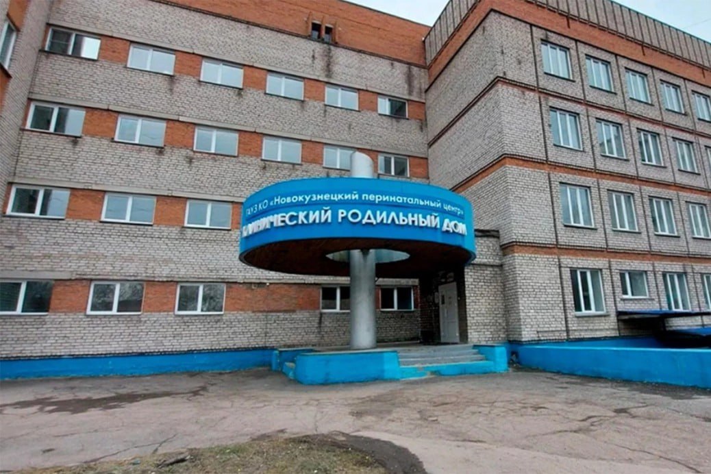 Не инфекция а патологии названа причина смерти девяти младенцев в подмосковном роддоме Проверка показала что в Новокузнецке малыши погибли не из за вспышки заразной болезни Об этом заявил глава комитета Госдумы по охране здоровья Сергей Леонов сообщает РБК В роддоме обнаружили лишь обычную микрофлору которая есть у любого человека Как объяснил Леонов все погибшие дети родились недоношенными и с серьезными врожденными патологиями многие больше месяца были в реанимации Если бы эти девять смертей были растянуты на год они бы не вызвали такой реакции это укладывается в медицинскую статистику отметил он Напомним этот роддом в Новокузнецке по решению суда закрыли на 90 суток Главврачу и заведующему отделением реанимации предъявлены обвинения в халатности По версии медиков инфекции и патологии были у самих мам Родители умерших не согласны с заключениями врачей   Подпишитесь на Абзац TG VK Дзен MAX Rutube