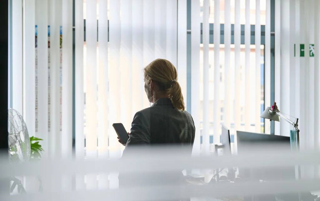 Согласно результатам анализа аналитиков Авито Работа этой осенью самыми активными женщинами на рынке труда стали соискательницы 45 64 лет Количество резюме таких кандидаток на платформе выросло на 80 за год Getty Images