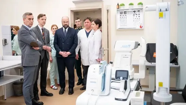 Здоровье человека в приоритете народной программы партии Единая Россия В работе приняли участие представители медицинского сообщества региона исполнительной власти депутаты краевого парламента жители Емельяновского округа Выездная часть площадки стартовала с обхода здания новой поликлиники Емельяновской районной больницы Медицинское учреждение принимает пациентов с начала 2026 года его мощность 400 пациентов в смену Проект реализован по народной программе партии и программе модернизации первичного звена национального проекта Продолжительная и активная жизнь На строительство поликлиники было направлено более 1 миллиарда рублей свыше 355 млн рублей на оснащение современным оборудованием Новое медицинское учреждение объединило взрослое и детское отделения Прием ведут педиатры терапевты узкие специалисты среди которых стоматологи невролог офтальмолог дерматолог работают кабинеты функциональной диагностики где проводят ФГС УЗИ и ЭКГ процедурные кабинеты Медицинскую помощь населению в поликлинике оказывают более 30 квалифицированных врачей Фото Александр Паниотов Подписаться на sibnovosti ru предложить новость