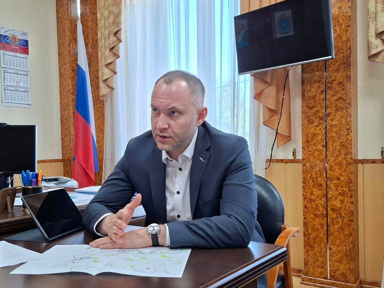 В Ставропольском районе обсуждают размещение нового эко-объекта Сегодня в администрации Ставропольского района прошла рабочая встреча министра экологии и природных ресурсов Самарской области Артёма Ефимова с главой муниципалитета Вячеславом Киреевым. Ключевой темой обсуждения стал проект новой территориальной схемы обращения с отходами, в частности – возможное строительство комплекса по переработке отходов КПО в районе села Узюково. Министр отметил, что перспективный объект показан в проекте терсхемы в качестве расчетного. В настоящее время рассматриваются альтернативные площадки для размещения объекта. Администрация района уже подготовила 5 резервных вариантов земельных участков, отвечающих необходимым условиям.
