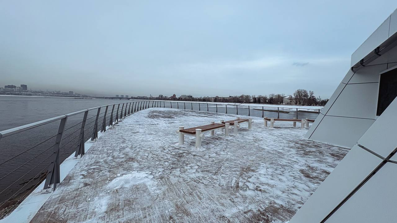 Новое общественное пространство появится на острове Юность в Иркутске В северной части территории острова реализуется проект при активном участии ветеранов Военно морского флота Благоустройство проходит в два этапа с одной стороны по национальному проекту Инфраструктура для жизни городская администрация комплексно обустроила территорию а с другой ветераны ВМФ на собственные внебюджетные средства взяли на себя создание центральной художественной доминанты мачты с парусом На импровизированной палубе размещен барельеф с именами и изображениями моряков внесших значительный вклад в развитие Иркутска IrkutskMedia теперь в МАX