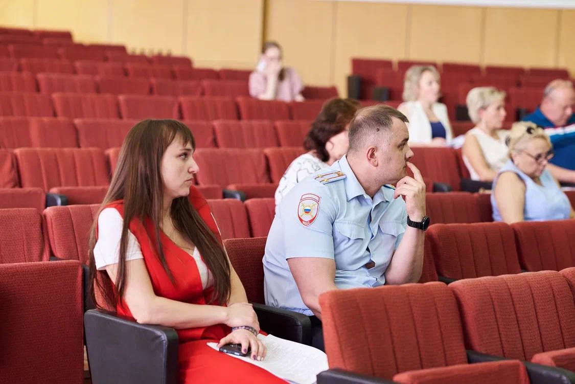 Помощь пострадавшим от БПЛА и меры пожарной безопасности обсудили в ходе внеплановой комиссии по предупреждению и ликвидации чрезвычайных ситуаций и обеспечению пожарной безопасности Сегодня в ходе массированного налета БПЛА на наш регион, огонь уничтожил три дома в селе Троицкое. В ходе заседания утвердили план мероприятий по оказанию помощи пострадавшим жителям. Профильным специалистам было дано поручение в кратчайшие сроки вывезти мусор, привести территорию в порядок, оказать содействие в подготовке и подаче заявлений для возмещения причинённого ущерба, и обеспечить помощь в восстановлении документов. Также в ходе комиссии рассмотрели пожароопасную ситуацию в округе. В минувшее воскресенье в деревне Захарково произошло возгорание сухих лесных остатков на площади 600 кв.м. Пожар создал серьёзную угрозу распространения огня на лесной массив, но благодаря оперативному реагированию сотрудников Чеховского пожарно-спасательного гарнизона, возгорание оперативно локализовали и ликвидировали. В тушении стихийного бедствия приняли участие 35 человек личного состава. Для предотвращения подобных ситуаций, силовым и надзорным структурам было поручено усилить контроль за соблюдением правил пожарной безопасности, особенно вблизи лесных массивов, дачных поселков и населённых пунктов. Особое внимание уделить уборке сухой травы, а также проведению разъяснительной и профилактической работы с жителями и гостями округа с целью минимизировать риски возникновения возгораний. #МихаилНиколаевичСобакин #МуниципальныйокругЧехов #ЕдинаяРоссия #ГоспабликиМО