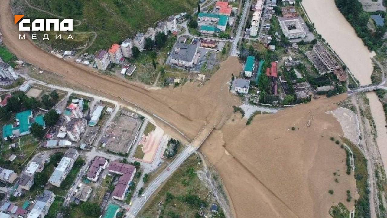 В Эльбрусском районе КБР введен режим ЧС после схода селя Часть Тырныауза остается без электричества, воды и газоснабжения, сообщает МЧС региона. Бригады экстренных и аварийных служб восстанавливают коммуникации. На базе местной школы развернут пункт временного размещения для горожан. Сотрудники Минтранспорта региона обследуют состояние мостов, пострадавших от селя. Организовано временное движение по объездной дороге, там дежурят бригады ГИБДД. Власти республики просят не ехать в этом направлении. Как писала «Сапа», сель повредил опору моста на федеральной автодороге «Прохладный — Баксан — Эльбрус». Движение на данном участке трассы перекрыто в обоих направлениях. Подписывайся на «Сапа Кавказ»