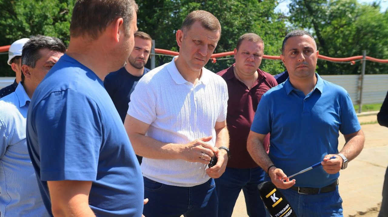 В Краснодаре растет новый спортивный хаб Современный ФОК в учхозе «Кубань» уже готов 17% Там будут: скалодром, залы борьбы, тренажёрные зоны и беговая дорожка с резиновым покрытием. "Несомненно, новый спортивный объект станет центром притяжения жителей этой части города. Мы стремимся создавать больше возможностей для занятий спортом, — отметил мэр Краснодара Евгений Наумов. — Изюминкой ФОКа станет крытый скалодром. Здесь будут доступны футбол, настольный теннис, единоборства, гиревой спорт, армспорт, пауэрлифтинг и скалолазание". Инвестиции: 394 млн рублей краевая программа Открытие: 2026 год Оператор: Спортивная школа №7 Фото: администрация Краснодара KrasnodarMedia Прислать новость