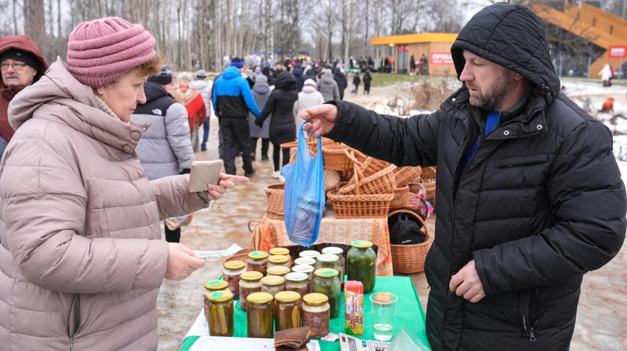 В Петербурге с 1 июля запрещена уличная торговля у школ, остановок и метро Постановление о запрете опубликовано на сайте Смольного. Больше интересного в приложении "Колпино Сити" AppStore: GooglePlay: