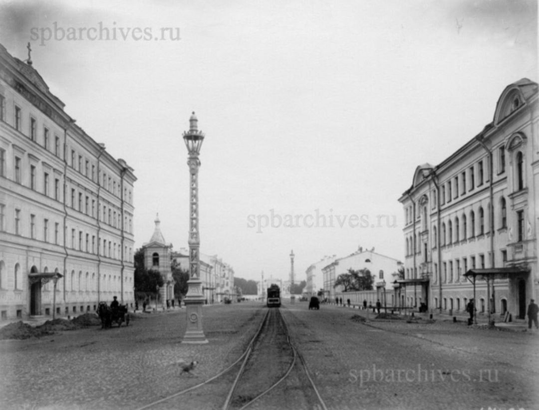 23 сентября 1873 года в Петербурге на Одесской улице вместо керосиновых ламп зажглись первые в мире электрические фонари.    Они были созданы отечественным изобретателем Александром Лодыгиным. В Европе электрические лампы появились только спустя четыре года. Они зажглись в Париже в магазинах Лувра, а затем на площади перед зданием оперного театра. Автором новшества был русский инженер Павел Яблочков.  ‼ Новшество Лодыгина было поистине впечатляющим. Его лампы оказались ярче, эффективнее и долговечнее любых других источников освещения того времени. Благодаря его изобретению, весь мир получил доступ к яркому и чистому свету, что стало ключевым фактором в улучшении качества жизни людей.