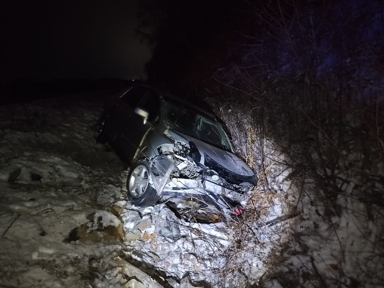 Госавтоинспекция Приморского края напоминает водителям о необходимости соблюдения безопасной скорости движения По данным Госавтоинспекции Приморского края за прошедшие сутки сотрудниками дорожно патрульной службы оформлено 51 ДТП в том числе 4 с пострадавшими Погибших нет 4 человека травмированы Повреждено 100 транспортных средств Так в Партизанском районе в результате съезда с дороги легкового автомобиля получил травмы пассажир ДТП произошло на участке со снежным накатом По предварительным данным 28 летний водитель автомобиля Nissan Latio двигаясь со стороны Находки в направлении Артема не учел погодные и дорожные условия не выбрал безопасную скорость для движения потерял управление и допустил боковой занос с последующим съездом автомобиля в кювет В результате происшествия 23 летняя женщина пассажир получила травмы Пострадавшая госпитализирована Стаж управления транспортными средствами водителя Nissan Latio 8 лет Ранее мужчина привлекался к административной ответственности за превышение установленной скорости движения Госавтоинспекция региона напоминает все необходимые указания по выбору безопасной скорости содержит десятая глава Правил Дорожного Движения В населенных пунктах разрешено движение транспортных средств со скоростью не более 60 км ч в жилых зонах не более 20 км ч Вне населенных пунктов движение мотоциклов легковых автомобилей грузовых автомобилей с разрешенной максимальной массой до 3 5 тонн междугородних и маломестных автобусов должно быть не более 90 км ч Грузовым автомобилям свыше 3 5 тонн разрешено движение не более 70 км ч Важно понимать что водитель должен вести транспортное средство учитывая не только установленные ограничения но и погодные дорожные условия Скорость должна обеспечивать водителю возможность контроля за движением транспортного средства и предотвращения аварийных ситуаций t me prim police vk com public180487861 ok ru group 55028167540942 25 мвд рф