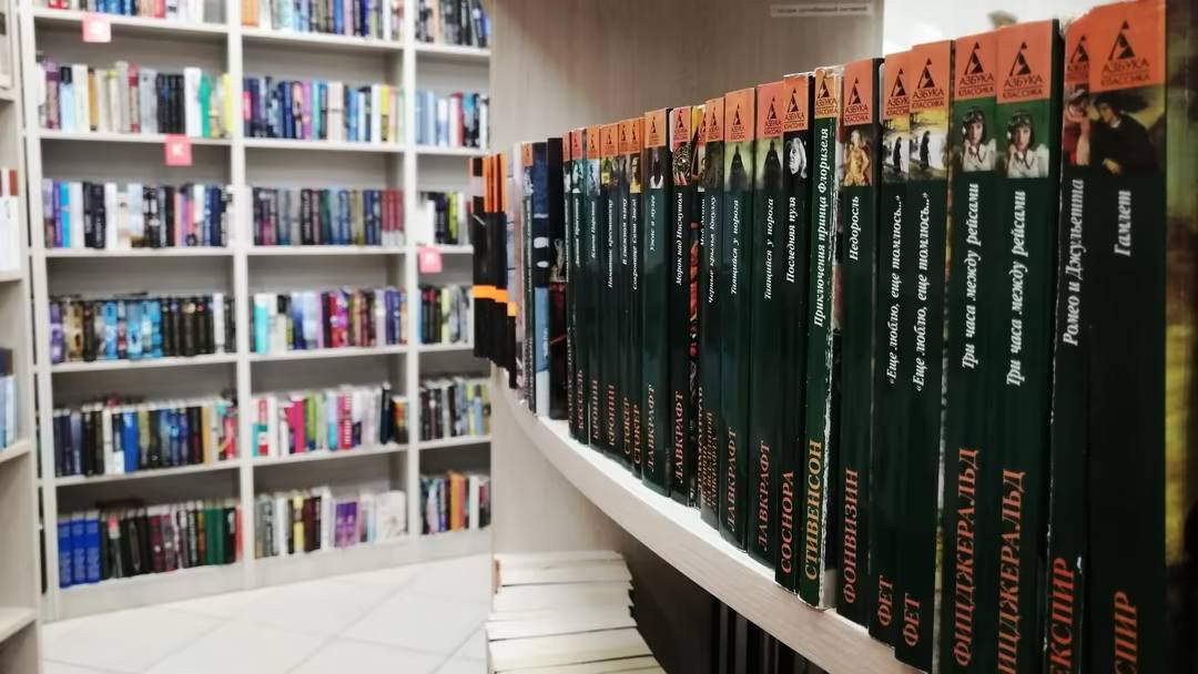 Жительница Пятигорска похищала книги для создания домашней библиотеки Бывшая сотрудница книжного магазина в Пятигорске похищала печатные издания для создания домашней библиотеки. Сорокалетняя женщина заказывала книги через приложение, а потом выносила их, зная, как миновать противокражные рамки. В полицию обратился хозяин магазина. Выяснилось, что любительница чтения украла 14 книг стоимостью 11 тысяч рублей. Их вернули владельцу. Возбуждено уголовное дело о краже, рассказали в пресс-службе ГУ МВД России по Ставропольскому краю.