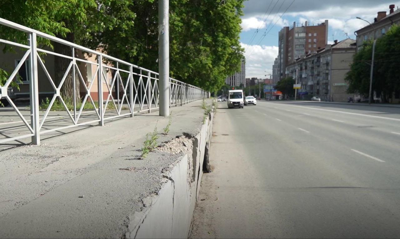 Город без окраин: когда восстановят подпорную стену на Владимировской Это сделают до конца лета, рассказал «Новосибирским новостям» глава администрации Центрального округа Владимир Захаров во время съёмок очередного выпуска проекта «Город без окраин», посвящённого проблемам Железнодорожного района. Саму магистраль капитально ремонтировали по нацпроекту около пяти лет назад, но подпорной стены около домов №6 и №8 эти работы не коснулись. Её, по данным администрации, только шпаклевали и красили в прошлом году. С тех пор штукатурка во многих местах потрескалась и обвалилась. На состояние конструкции жаловались местные жители, а также автомобилисты. «В этот летний сезон мы обновим штукатурку. Конечно, будем работы брать под контроль. Потому что качество работы определяет дальнейший срок эксплуатации данного объекта. Сейчас находимся в процессе выбора подрядчика», — заявил глава администрации Центрального округа Владимир Захаров.