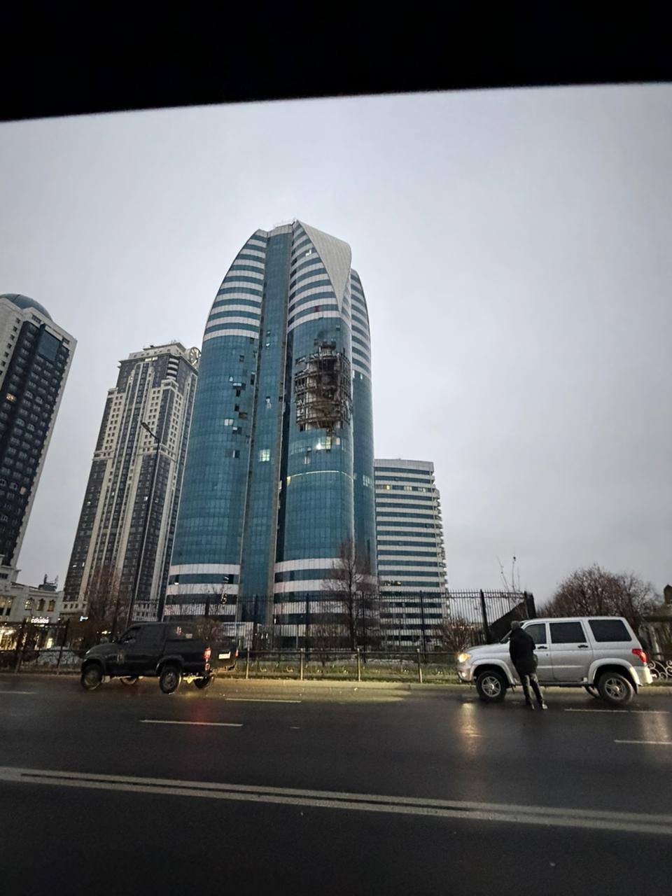 Взрыв прогремел в башне Грозный Сити в центре столицы Чечни Об этом сообщает RT В сети пишут что предположительно был удар БПЛА На месте работают экстренные службы Информации о пострадавших пока не поступало Фото прислали наши подписчики Подписывайтесь на BFM И в MAX