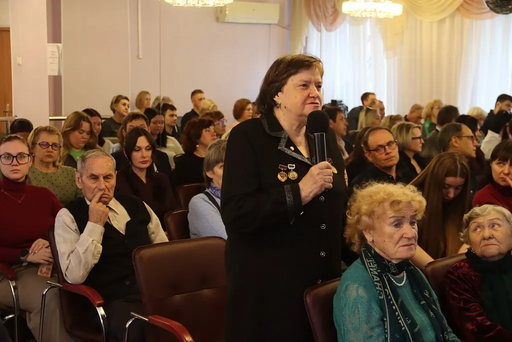 Мэр Хабаровска Сергей Кравчук встретился с горожанами в Центре Содружество и ответил на самые острые вопросы Больше всего людей волновало качество освещения на главной улице города Муравьева Амурского Жители пожаловались что желтые фонари там светят слишком тускло из за чего водители рискуют сбить пешеходов Мэр объяснил что на 76 опорах установлено 380 светильников Лотос и чтобы заменить их все на яркие светодиоды нужно 18 миллионов рублей Сумма внушительная поэтому делать это будут постепенно А чтобы переходить дорогу было безопаснее уже летом в центре Хабаровска установят мощные гобо проекторы они будут проецировать зебру прямо на асфальт чтобы пешеходов было видно даже в сумерках Затронули и проблему общественного транспорта Сейчас в городе капитально ремонтируют участок улицы Шеронова там впервые за долгое время полностью меняют трамвайные пути На дальнейшее обновление путей и остановок на том же Амурском бульваре денег пока нет поэтому их тоже будут приводить в порядок поэтапно Ответил градоначальник и на вопрос о выцветшем граффити с Георгиевской лентой на стене дома по улице Пушкина 2 Сергей Кравчук признал что мурал выглядит неважно и требует решения Как только потеплеет рабочие заштукатурят и укрепят стену после чего художники нанесут на нее новый яркий рисунок на этот раз посвященный любви к родному Хабаровску Подписывайтесь на Amur Inside