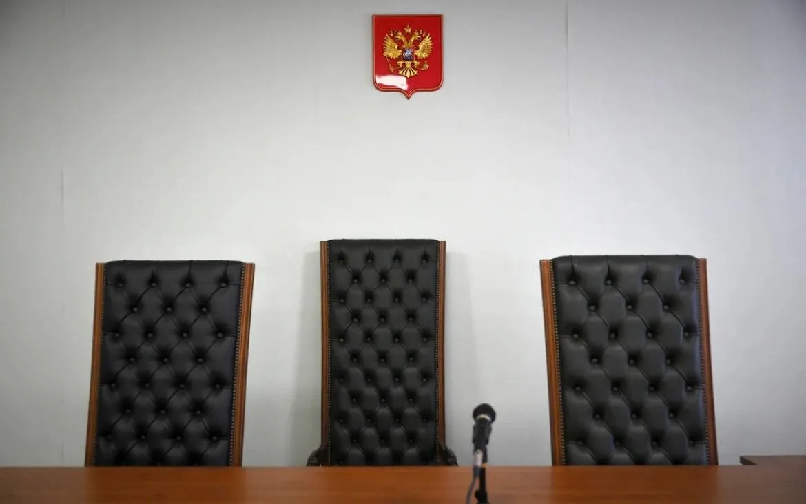 Экс глава местного отдела УЭБ МВД по Башкирии Сергей Миронов получил более 11 лет колонии Сергей Миронов признан виновным в получении взятки в особо крупном размере а Наиль Мажитов в посредничестве во взяточничестве Суд установил что в мае прошлого года полицейский уведомил знакомого что знает о завышении некоей фирмой цен на продукцию которую та поставляет городскому предприятию Дабы исключить дальнейшие проверки со стороны правоохранительных органов директор фирмы передал Сергею Миронову через посредника 6 млн руб Фото Иван Водопьянов Коммерсантъ Если было интересно поддержите лайком и подпишитесь Ъ Уфа Max ВКонтакте