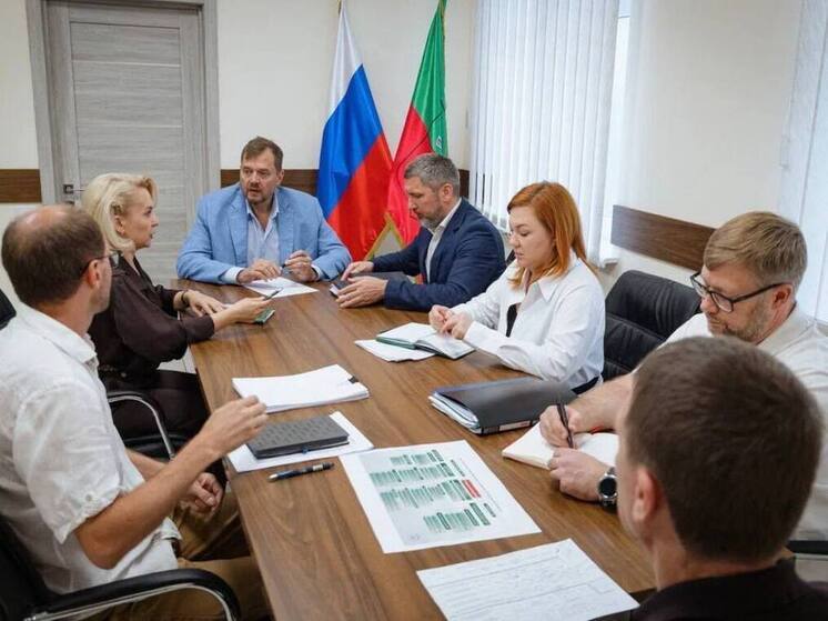 Школы Запорожской области готовят к новому учебному году – под личным контролем губернатора Губернатор Запорожской области Евгений Балицкий провёл рабочее совещание с руководством региона, где поставил чёткие задачи по ремонту школ и подготовке к 1 сентября. Особое внимание уделено капитальному ремонту школы в селе Константиновка, которую посещают более 300 детей. Сейчас она закрыта на ремонт, и учащиеся временно распределены по другим школам – это вызывает тревогу у родителей и неудобства у самих ребят. Глава региона потребовал жёсткого соблюдения сроков и предупредил о персональной ответственности за отставание от графика. Также обсуждалась готовность всех школ области: ⏺ проверка состояния зданий; ⏺ соответствие нормам безопасности; ⏺ подготовка классов и территорий. До 1 сентября все образовательные учреждения должны быть полностью готовы к началу учебного года. Евгений Балицкий подчеркнул: «Дети должны учиться в комфортных и безопасных условиях. И это задача номер один». Новый Мелитополь подпишись