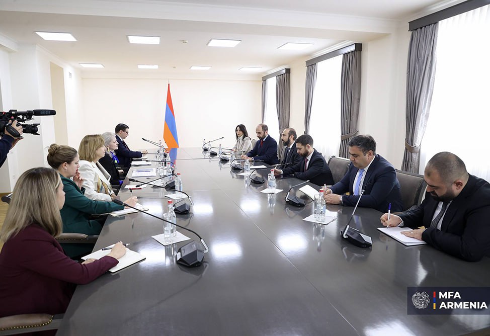 Армения и США готовы углублять сотрудничество в сферах энергетики ИИ и поддержки инвестиций Глава МИД Армении Арарат Мирзоян и заместитель госсекретаря США по политическим вопросам Элиссон Хукер заявили на встрече в Ереване о готовности углублять сотрудничество в сферах представляющих взаимный интерес Состоялся обмен мнениями о подготовительных работах необходимых для реализации проекта Маршрут Трампа ради международного мира и процветания Подчеркнуто значение проекта для развития более широкой сети транспортных и других коммуникационных маршрутов Подписывайтесь на arkanewsagency