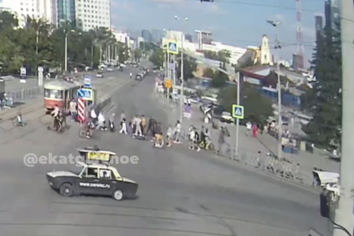 Самокатчик сбил пенсионерку в центре Екатеринбурга — видео  Накануне, 3 августа, на перекрёстке Куйбышева — 8 Марта самокатчик на огромной скорости проехал по пешеходному переходу, сбив с ног пенсионерку. Видео опубликовал телеграм-канал «Екатеринбург. Главное».  На видео самокатчик проехал на скорости через толпу, зацепив пенсионерку. Она упала, самокатчик не обратил на это никакого внимания, проехав дальше. Пострадавшей помогли прохожие, её состояние неизвестно.  [vkvideo id=-1167987_456240384]