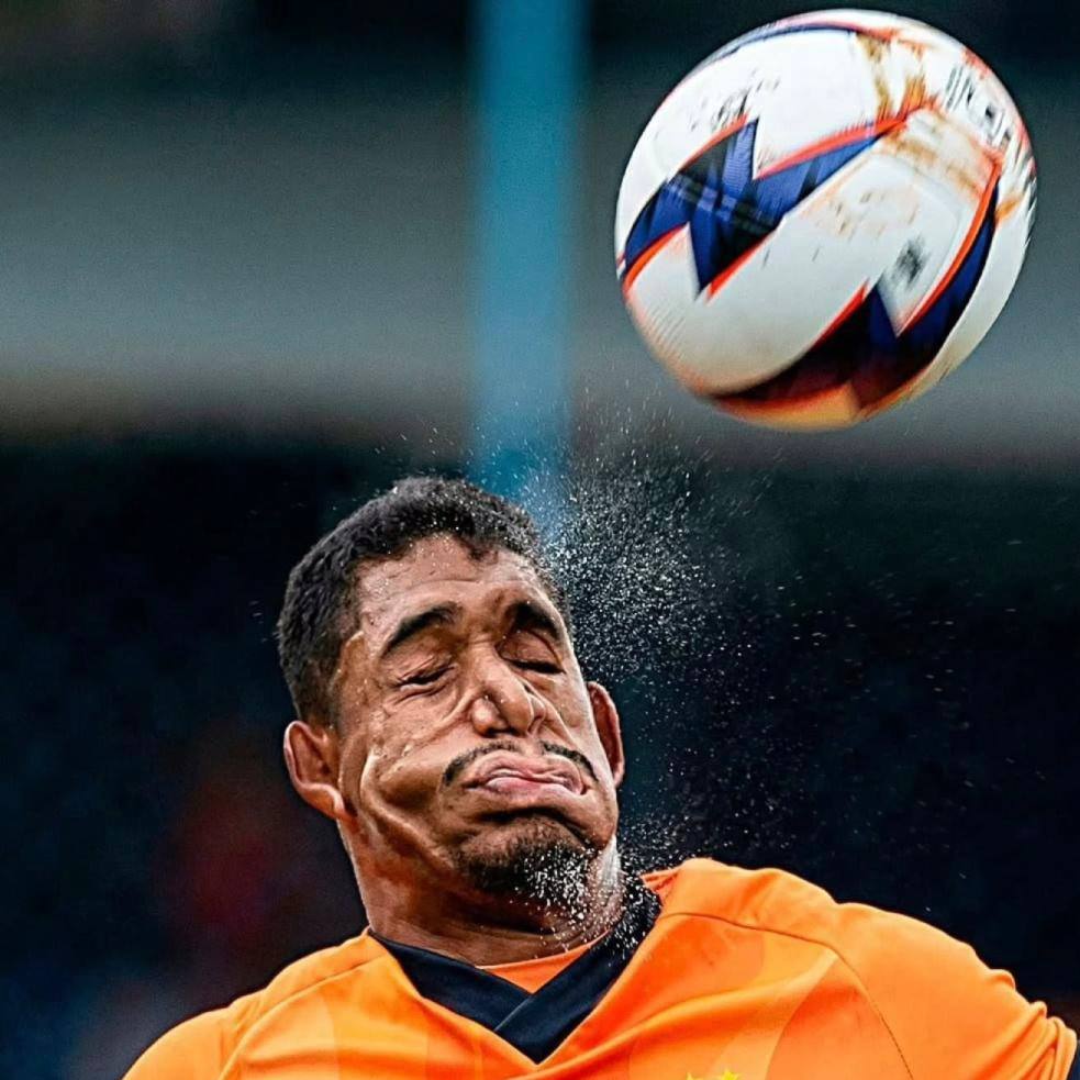 Вратарь отбил мяч лицом и стал мемом В соцсетях расходится фотография 18 летнего голкипера Габриэля Силвы который пропустил пять голов в матче против клуба Ибрачина Один из ударов он всё же решил потащить геройски подставив лицо а фотограф поймал идеальный момент Прислать новость yaroslav egorovich Подписывайся на нас в MAX