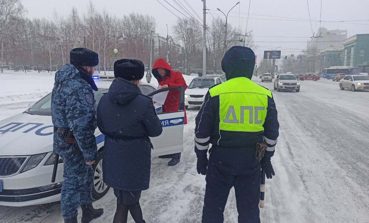 Штрафов на полмиллиона набрал новосибирец   Сибиряк задолжал штрафов на сумму 595 000 рублей. Неплательщика обнаружили при проверке документов сотрудники ГИБДД, которые остановили его на дороге.   Мужчина объяснил, что штрафов набрал новый владелец его авто, который он продал, но не снял с учёта.