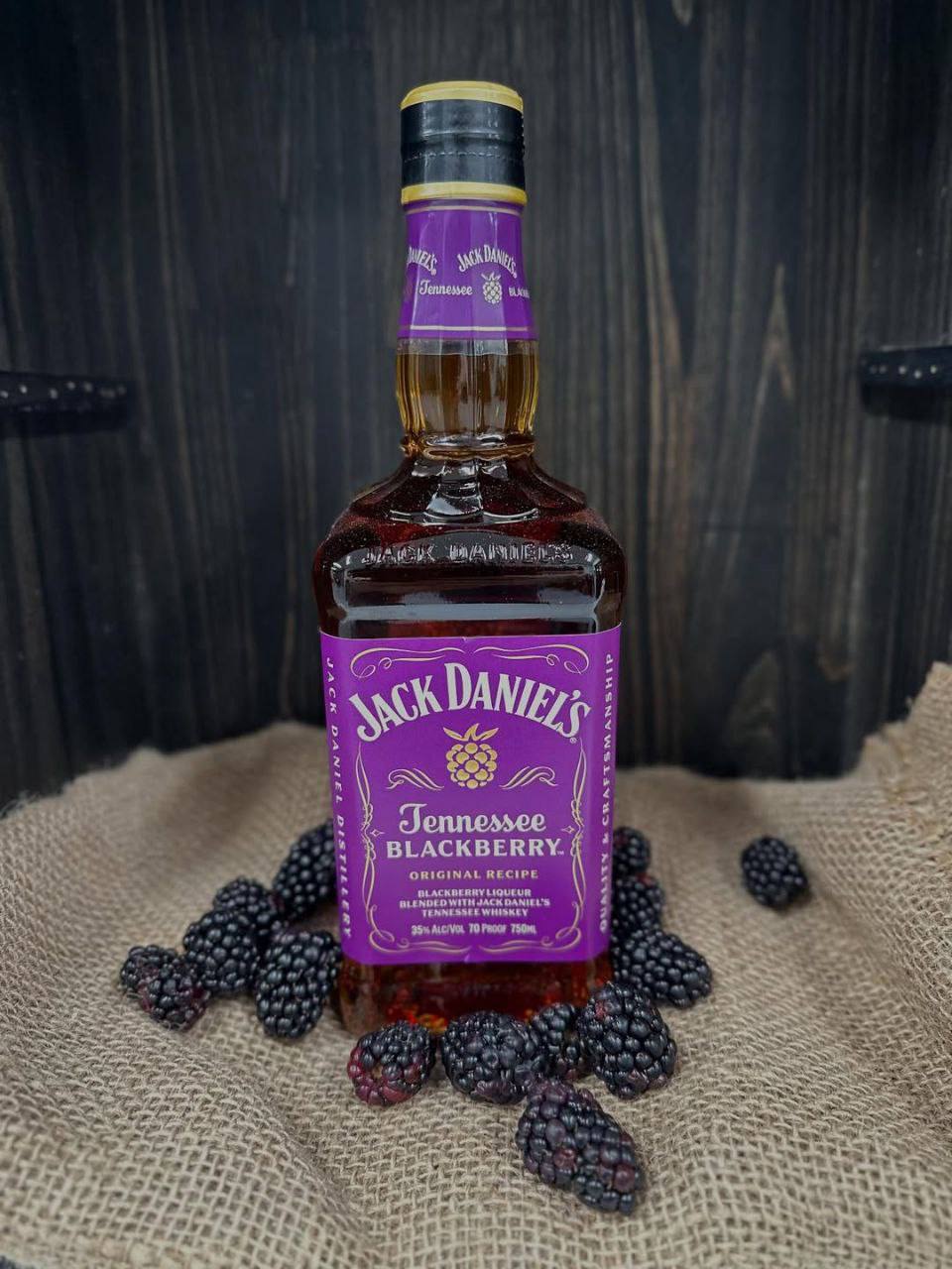 Jack Daniel s выпустил новый виски — Tennessee Blackberry  Это классический Old No. 7 с натуральным вкусом ежевики, крепостью 35% и терпко-сладким ароматом. Цена бутылки — $21.99  KOSTI
