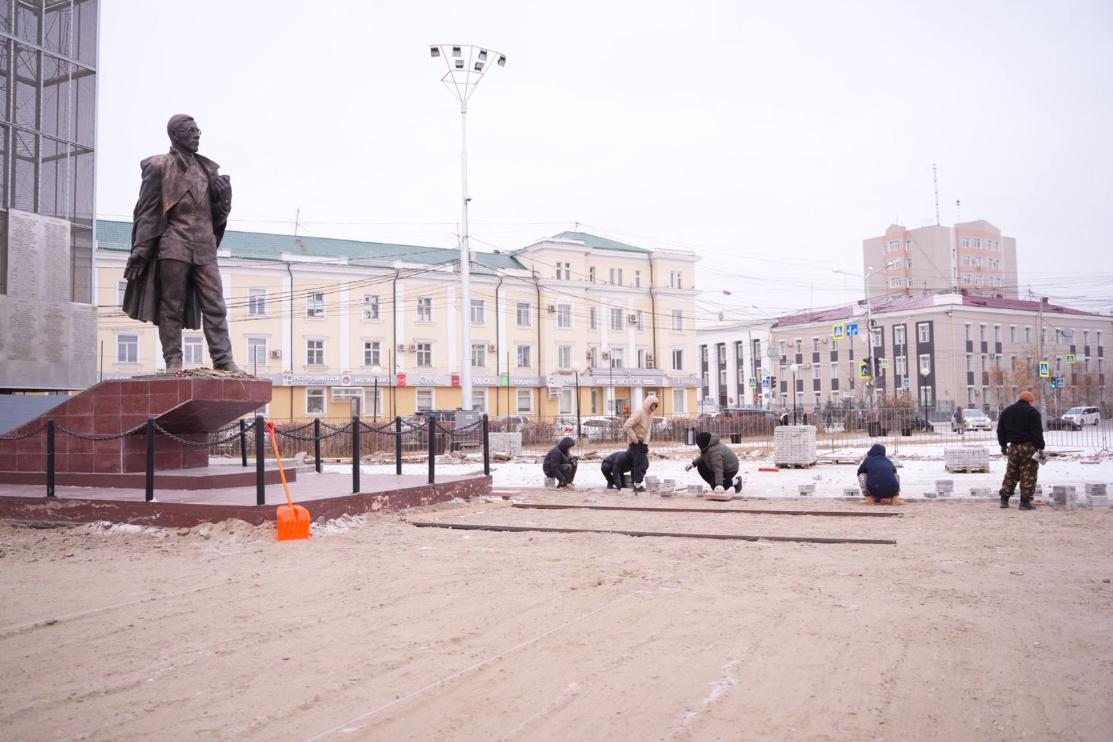 Подрядчику ремонта площади Орджоникидзе поручено ускорить темпы работ Отмечено что в настоящее время здесь идут работы по второму контракту средства на который сэкономлены на первых закупках по содержанию площади Он принят для того чтобы завершить общий облик центральной части площади у памятника На укладке плитки работает бригада из местных ребят была задержка поставки материалов пояснил глава Управы Центрального округа города Якутска Айсен Куличенко И сообщил что укладка плитки завершится 17 октября а в выходные будут проведены работы по расчистке вывозу мусора и облицовке плитки Читайте далее на сайте arcticpost ru articles technology podryadchiku remonta ploshchadi ordzhonikidze porucheno uskorit tempy rabot