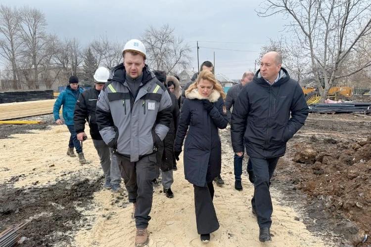 В посёлке Родаково построят новую школу вместо разрушенной    После обстрела ВСУ в 2022 году 300 детей остались без школы. На месте руин возводят новое здание, оснащенное по современным стандартам, включая комнаты дневного сна для младшеклассников.    Фундамент уже почти готов, открытие школы запланировано на 2025 год. Проект реализуется при поддержке ППК «Единый заказчик».  Дети Родаково скоро вернутся в новую школу!