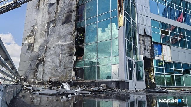 Пожар в ТРЦ Лапландия главное Посетители центра сообщили что в здании оказались закрыты эвакуационные выходы прокуратура начала проверку информации В здании находились около 900 посетителей в том числе порядка 45 детей все эвакуированы Следком ограничил доступ к зданию работникам разрешено только забрать личные вещи Онлайн с места происшествия Фото и видео с ЧП в одном месте