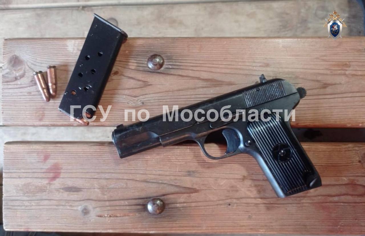В Рузе москвич подозревается в совершении убийства мужчины и незаконном обороте оружия Следователем следственного отдела по г. Можайск ГСУ СК России по Московской области задержан 57-летний уроженец г. Москвы по подозрению в совершении преступлений, предусмотренных ч. 1 ст. 105 УК РФ убийство и ст. 222 УК РФ незаконный оборот оружия . По данным следствия, 22 июня 2025 года между подозреваемым и его знакомым в ходе совместного распития спиртных напитков на участке в дер. Алексино городского округа Руза произошёл конфликт. В ходе развития ссоры мужчина произвёл выстрел в область головы своего знакомого из незарегистрированного пистолета. В результате полученного ранения потерпевший скончался на месте. По прошествии нескольких часов подозреваемый, намереваясь скрыть обстоятельства преступления, попытался сымитировать самоубийство знакомого и вызвал сотрудников правоохранительных органов. Однако после проведения осмотра экспертами было установлено, что выстрел был произведён с расстояния, а не в упор, что помогло установить истинные обстоятельства совершённого преступления. В ходе допроса мужчина признал свою вину. Изъяты гильза, смывы, а также орудие преступления. Назначено проведение ряда судебных экспертиз, среди которых — трассологическая, баллистическая, молекулярно-генетическая. В ближайшее время подозреваемому будет предъявлено обвинение, а также избрана мера пресечения.