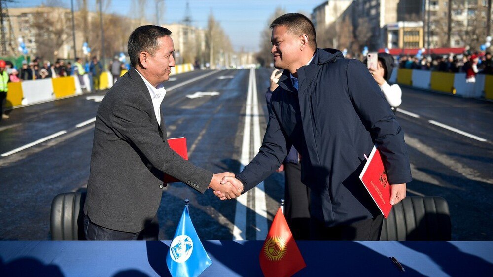 Мэрия Бишкека и компания Бай Таш Групп 29 ноября подписали меморандум о строительстве нового моста через технический канал Бишкекской теплосети имени Чокана Валиханова так называемый тещин язык Как сообщила пресс служба мэрии строительство начнется в этом году Завершить строительство и ввести объект в эксплуатацию планируется в июне 2026 года Этот участок многие годы считался проблемным узкий проезд низкая пропускная способность и отсутствие тротуаров создавали трудности для жителей близлежащих районов Новый мост позволит устранить эти ограничения и улучшит транспортную связанность говорится в сообщении Проект предусматривает шесть полос движения общую длину сооружения в 90 метров и тротуары шириной по 3 метра с обеих сторон Работы будут выполнены за счет средств мэрии города Бишкек при этом оплата из местного бюджета будет производиться поэтапно в течение 3 5 лет Кыргызстан Общество Транспорт centralasianow Подписаться на канал