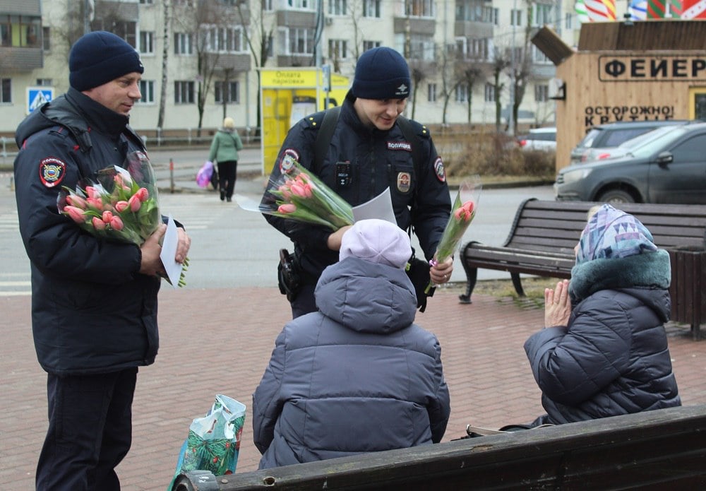 Патрульно-постовая служба полиции «Цветочным патрулем» прошла по улицам Серпухова  Памятки о противодействии мошенникам к цветам тоже прилагались. Тот случай, когда встреча с полицией вызывает только восторг