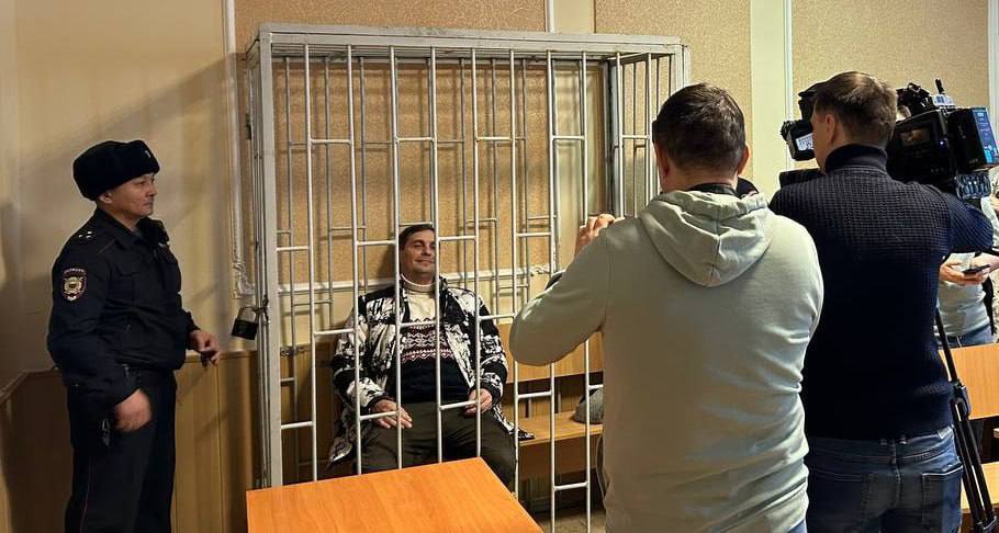 Блогеру Андрею Лысенко, осуждённому за детское порно, ужесточили приговор Ранее он был осуждён за использование несовершеннолетнего в целях изготовления порно, получение секс-услуг несовершеннолетнего и развратные действия, совершенные группой лиц по предварительному сговору или организованной группой. Апелляция оказала медвежью услугу: Оренбургский областной суд оставил срок прежним — 8,5 лет — но изменил режим с общего на строгий. И хотя блогеру отменили запрет на интернет, назначенный первым приговором, но при этом увеличили компенсацию пострадавшим в 2,5 раза — с 200 до 500 тысяч рублей. Оренбуржье