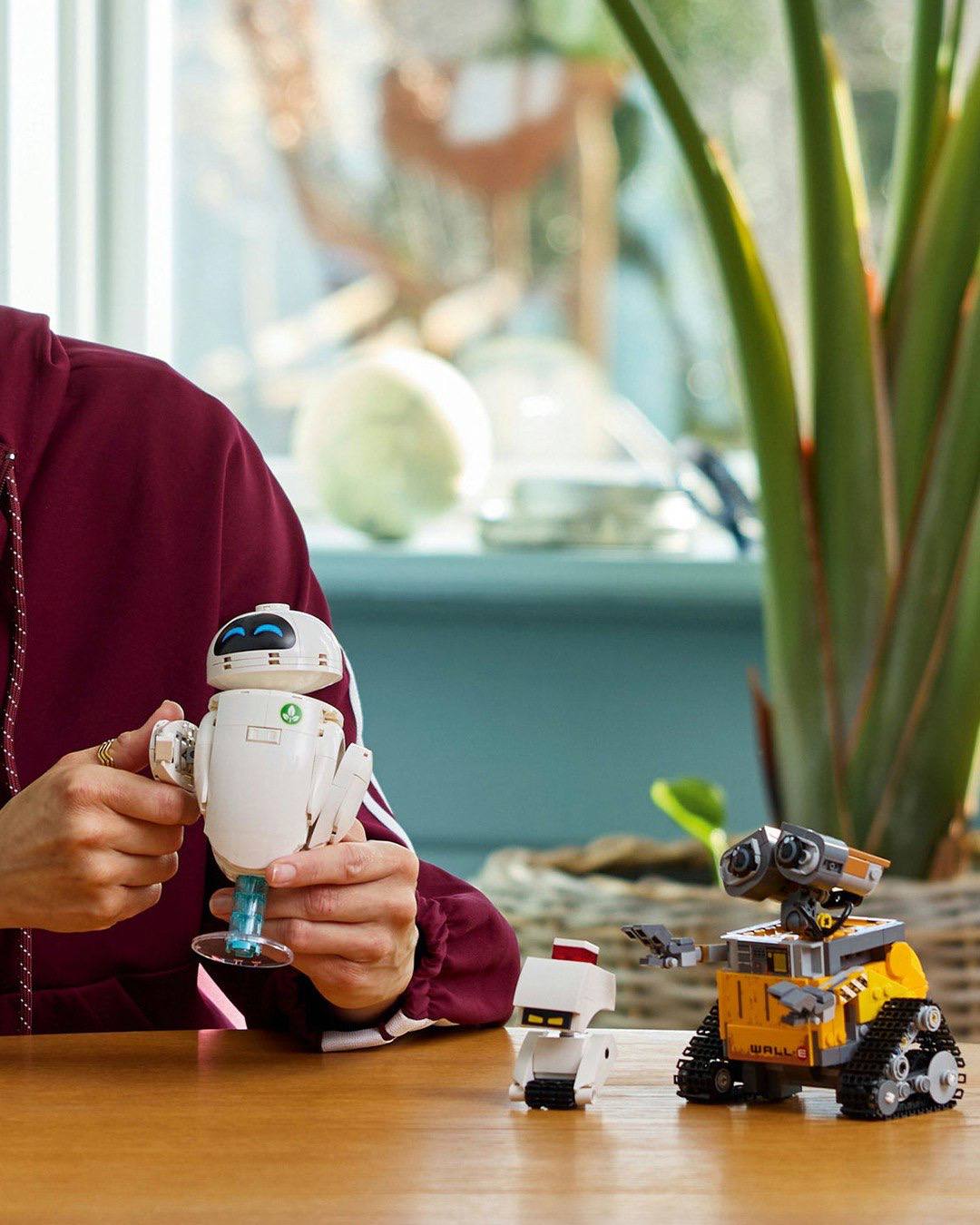 LEGO представила новый набор по «ВАЛЛ-И»  В него вошли фигурки ВАЛЛ-И, Евы, Эм-Оу и таракана Хэла. Комплект состоит из 811 деталей.  Релиз набора состоится 1 сентября. Цена – $70.