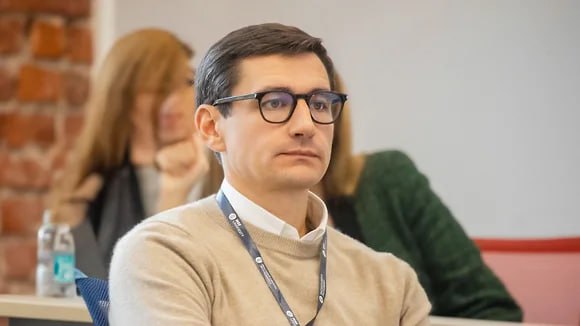 Экс-глава «Белгородской ипотечной корпорации» перешел на работу в Ростов-на-Дону  Бывший гендиректор подконтрольного властям АО «Белгородская ипотечная корпорация» Павел Деревянко назначен врио руководителя ГУП Ростовской области «Управление развития систем водоснабжения». Об этом сообщил вице-губернатор Ростовской области Владимир Ревенко.  Фото: из Telegram-канала Владимира Ревенко  Подписывайтесь на «Ъ-Черноземье»