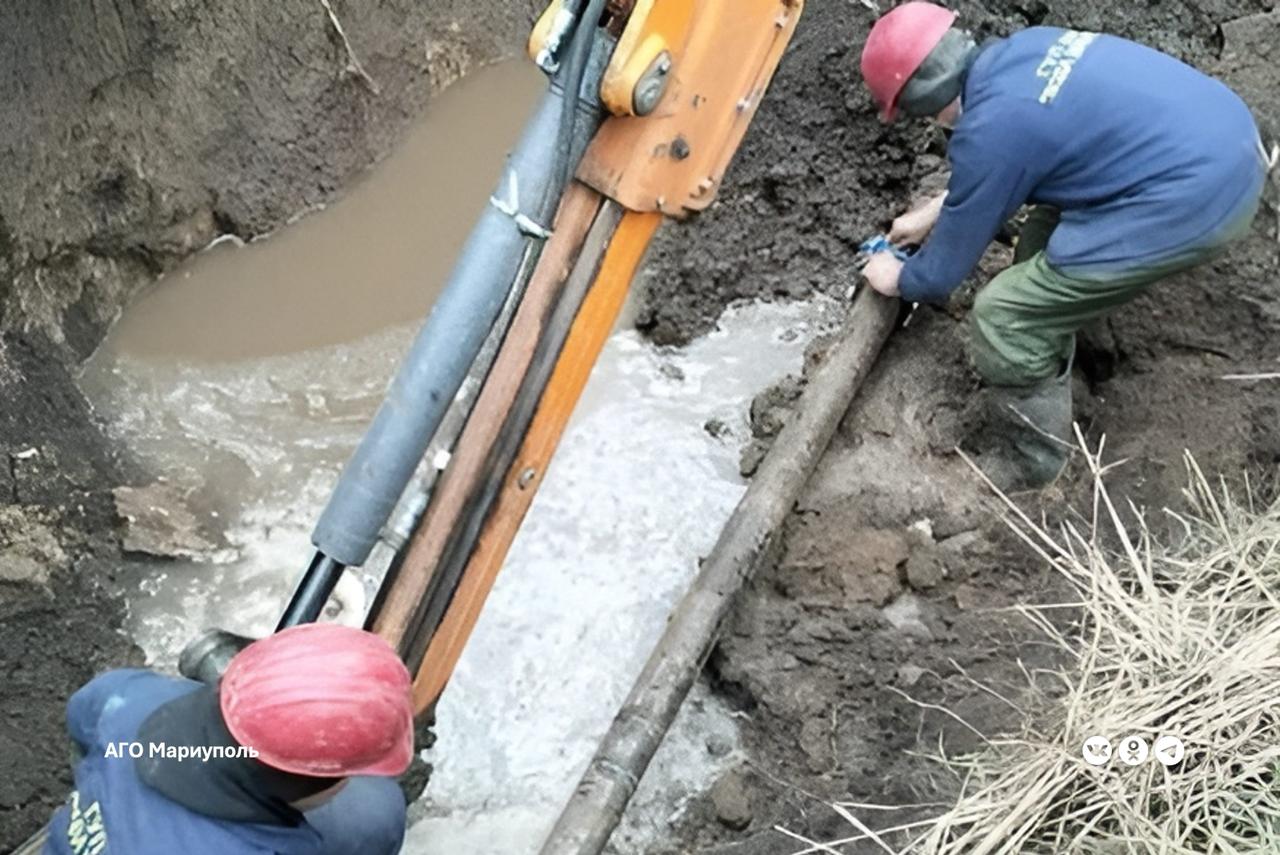 Мариупольские коммунальщики ежедневно ликвидируют порядка 32 порывов на трубопроводах Об этом сообщил директор Филиала «Мариупольское ПУВКХ» ГУП ДНР «Вода Донбасса» Сергей Коваль. Он отметил, что за месяц ремонтники ликвидируют от 1 100 до 1 200 повреждений водопроводных сетей. Следим и за состоянием сетей водоотведения. Ежедневно наши бригады устраняют порядка 40 канализационных подпоров, что в сумме составляет до 2 000 устранений в месяц, - добавил Сергей Коваль.