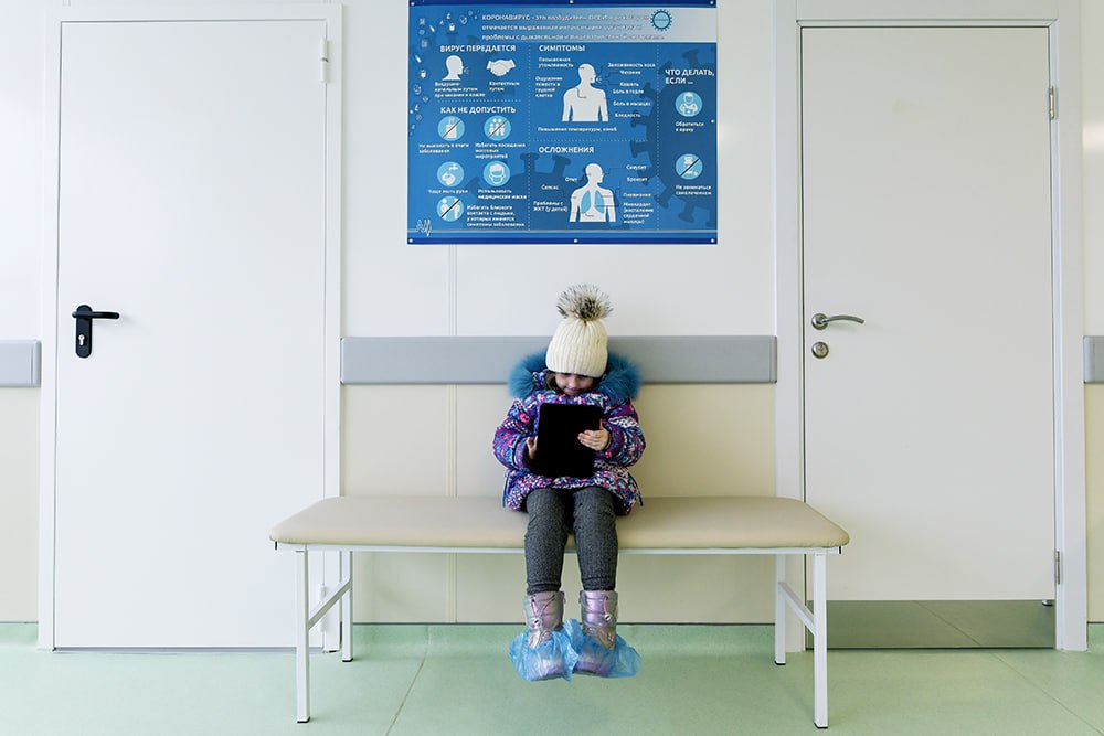 Дети в опасности Грипп атакует В странах Евросоюза так называемый гонконгский грипп чаще всего выявляют у детей в возрасте от 5 до 14 лет Доминирует тип A Более трети выявленных случаев приходится на новую мутацию вируса обозначается буквой K который очень быстро распространяется Ранее вирусолог Елена Малинникова предупредила что новая пандемия гриппа неизбежна Вопрос когда она будет и насколько интенсивна Опасность представляет не только гонконгский грипп но и птичий Последний вызовет пандемию в случае преодоления межвидового перехода Подписаться на РГ в Telegram Читать нас в MAX