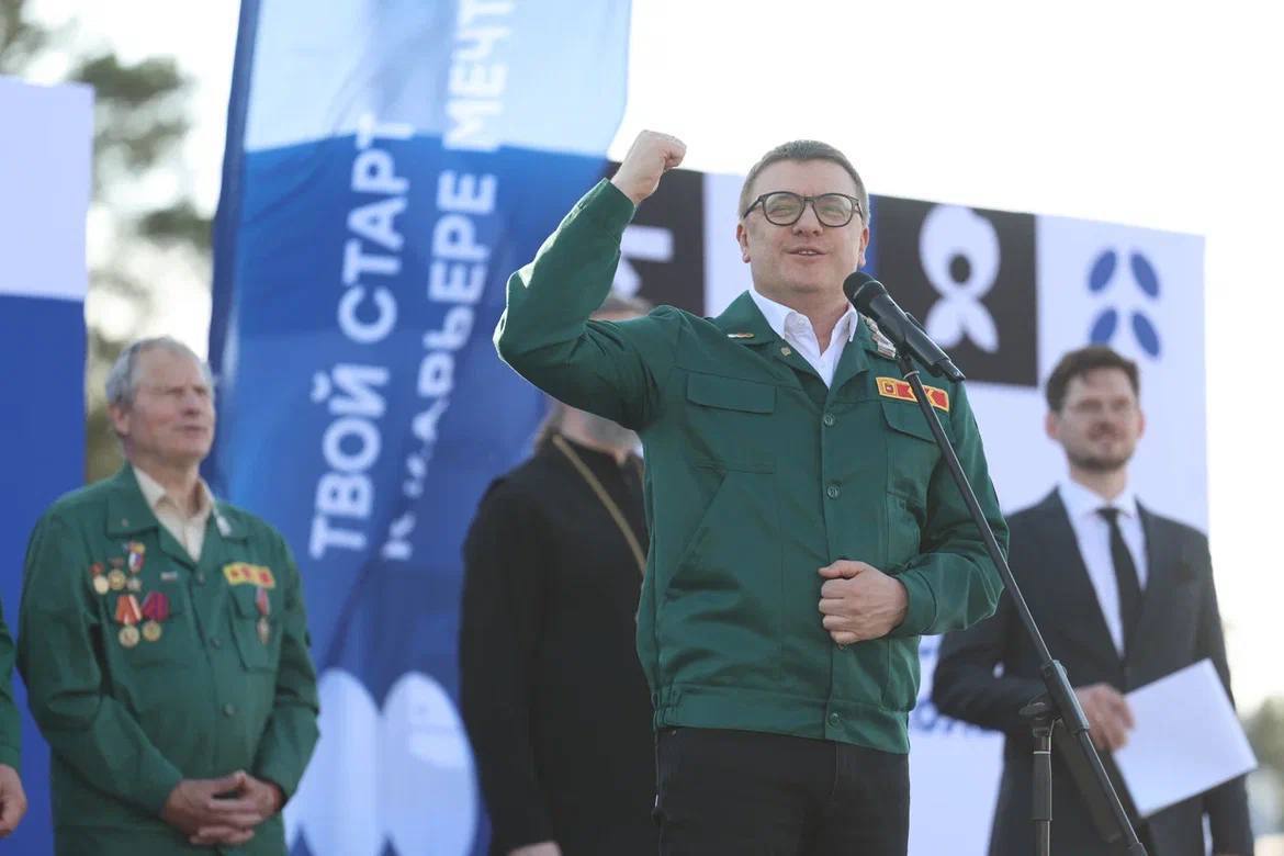 Алексей Текслер дал старт трудовому сезону студотрядов в Челябинской области На площади Науки в Челябинске стартовал третий трудовой семестр студенческих отрядов. В церемонии приняли участие молодые бойцы из шести городов региона. Губернатор Алексей Текслер лично вручил участникам путёвки в летний трудовой сезон и отметил символичность места — у памятника Курчатову в год 80-летия атомной промышленности. В этом году в сезон включатся 3500 студентов, в том числе медики, педагоги, проводники, спасатели и строители. Они будут работать в детских лагерях, на различных стройках, аэропортах, клиниках, а также на международных объектах в Египте и Турции.