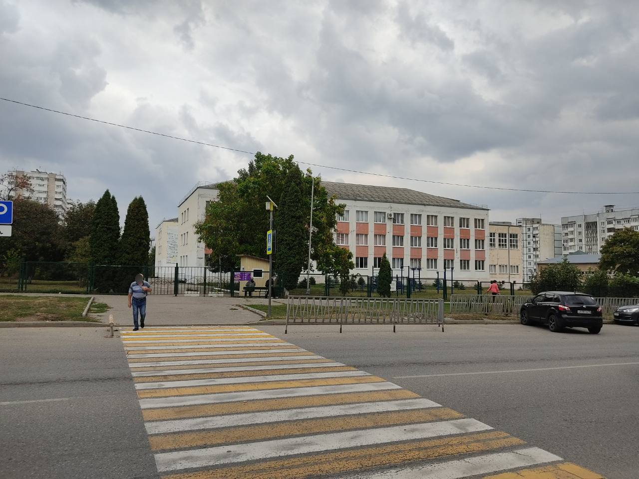 В Ессентуках проверили сообщение о минировании школы 1 Сегодня утром в экстренные службы поступила информация о якобы заложенном взрывном устройстве На место сразу выехали правоохранители и экстренные службы Ученики и персонал были эвакуированы территория проверена специалистами Глава города Владимир Крутников сообщил что угроза не подтвердилась ситуация под контролем опасности нет Новости Кмв Экспресс Заказать рекламу