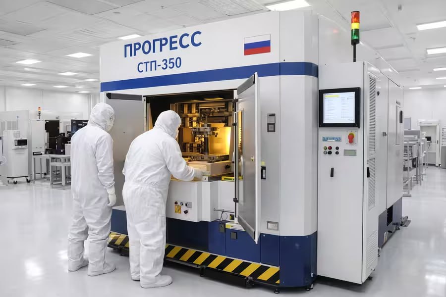 Российский литограф Прогресс СТП 350 от Зеленоградского нанотехнологического центра обойдется в 392 миллиона рублей При оформлении расширенного сервисного обслуживания и дополнительной пятилетней гарантии общая стоимость комплекса превышает полмиллиарда и достигает 561 миллион рублей Установка разработанная совместно с белорусским предприятием Планар позволяет выпускать чипы по техпроцессу 350 нм и предназначена для обработки кремниевых пластин диаметром 150 и 200 мм Производительность оборудования составляет до 63 пластин в час Срок изготовления и поставки литографа составляет 18 месяцев с момента внесения 50 процентного аванса Помимо базовой версии заказчикам предлагаются дополнительные опции система активной виброзащиты за 40 млн рублей и комплект фотошаблонов за 12 млн рублей