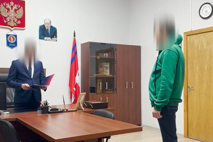 Волгоградский офицер запаса планировал сдаться в плен ВСУ В Волгоградской области 36-летний офицер запаса получил официальное предостережение от ФСБ. Мужчина, подпадающий под мобилизацию, активно искал способы избежать исполнения своего гражданского долга. Следствие установило, что волгоградец изучал деятельность украинских организаций, помогающих военнослужащим сдаться в плен. Он даже сохранил контактные данные одной из таких организаций, планируя обратиться за «консультацией». Важно: мужчина не совершал противоправных действий, лишь собирал информацию. ФСБ вмешалось, и вместо уголовного дела — строгое предостережение.