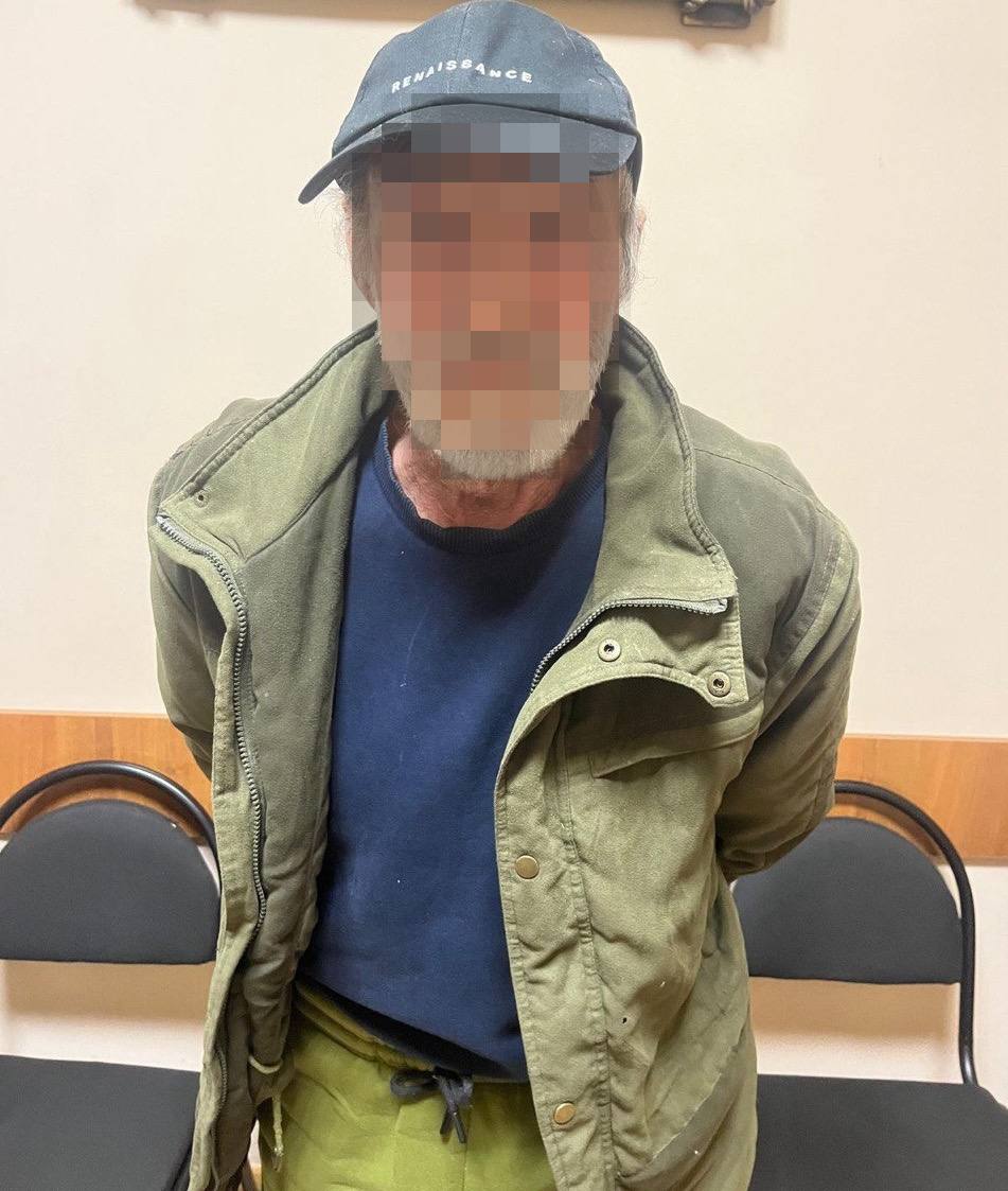 Во Владикавказе пожилой рецидивист насмерть забил арматурой соседа собутыльника 24 декабря оперативники обнаружили на окраине города тело мужчины с признаками насильственной смерти В тот же день они установили личность подозреваемого и задержали его Им оказался ранее неоднократно судимый в том числе за совершение аналогичного преступления 66 летний сосед убитого сообщили в МВД В этот раз во время застолья мужчины подрались В итоге рецидивист нанёс соседу несколько ударов по голове рукой и арматурой Пострадавший скончался Подписывайтесь на Аргументы и Факты Северный Кавказ Telegram МАХ