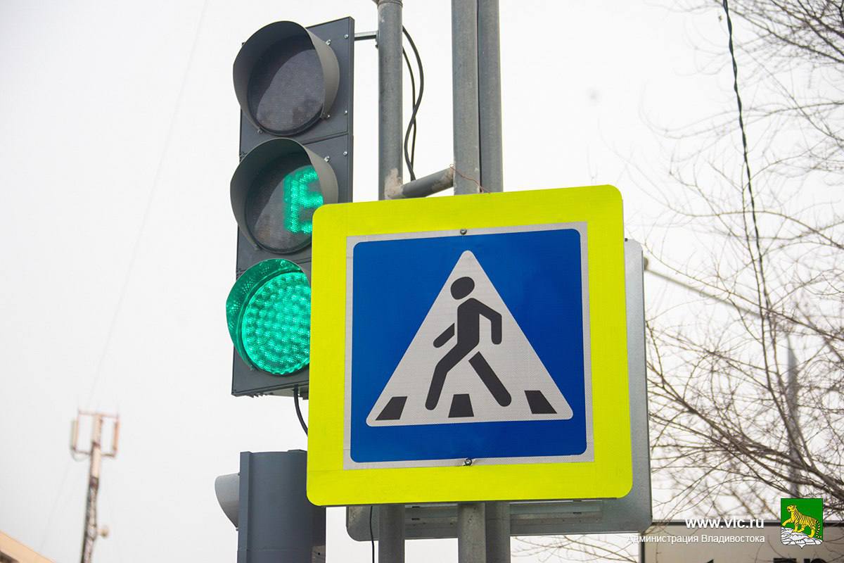 В эти выходные подключат новый контроллер для запуска светофоров на перекрестке улицы Русской и проспекта 100 летия Владивостока  В связи проведением работ 6 и 7 декабря светофоры на перекрестке будут обесточены с 10 00 субботы до 23 00 воскресенья Новый дорожный контроллер СПЕКТР позволит подключить светофоры к автоматизированной системе управления дорожным движением осуществлять их координацию и адаптивное управление трафиком а также подключать к системе другое оборудование для управления потоками транспорта Это обеспечит повышение пропускной способности перекрестка и безопасностидвижения Ранее контроллеры подобного расширенного функционала на Дальнем Востоке не использовались На перекрестке а также в районе остановок ТЦ Универсам и Русская улица уже завершили укладку кабелей питания бетонирование опор и установку новых транспортных и пешеходных светофоров  Работы по подключению светофорного объекта проведут после установки и подключения нового контроллера Водителей просят быть внимательными при проезде перекрестка на время производства работ