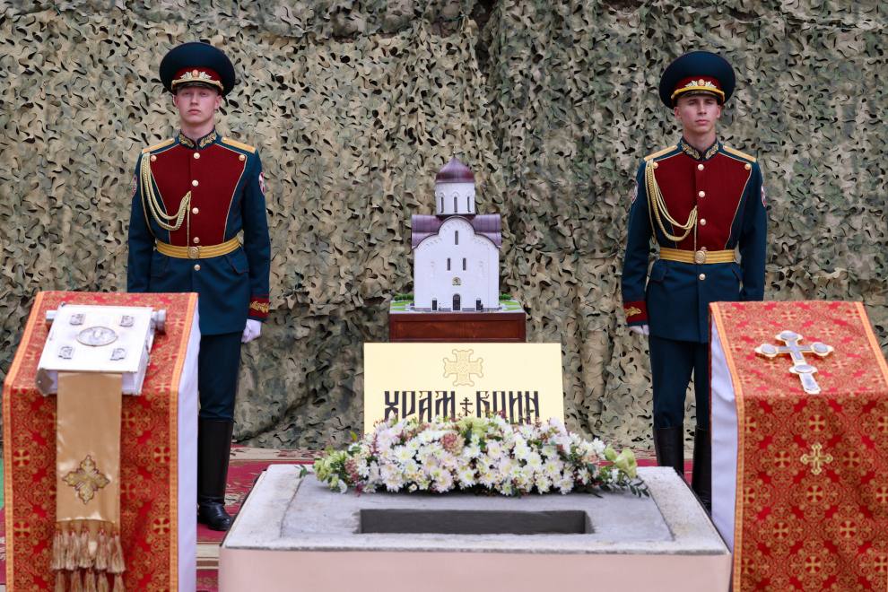 В Пушкине освятили закладной камень храма Георгия Победоносца В городе Пушкине прошла церемония освящения закладного камня под престол храма Святого Великомученика Георгия Победоносца. Его построят на пересечении Детскосельского бульвара и проезда Петербургского шоссе. Чин освящения закладного камня совершил Почетный благочинный Пушкинского благочиния протоиерей Геннадий Зверев, сообщили в администрации Петербурга. Новый храм будет посвящен всем воинам - защитникам Отечества, в том числе участникам специальной военной операции. В церемонии освящения принимал участие министр иностранных дел РФ Сергей Лавров, другие официальные лица, руководители и курсанты петербургских вузов силовых ведомств, представители духовенства и общественности.