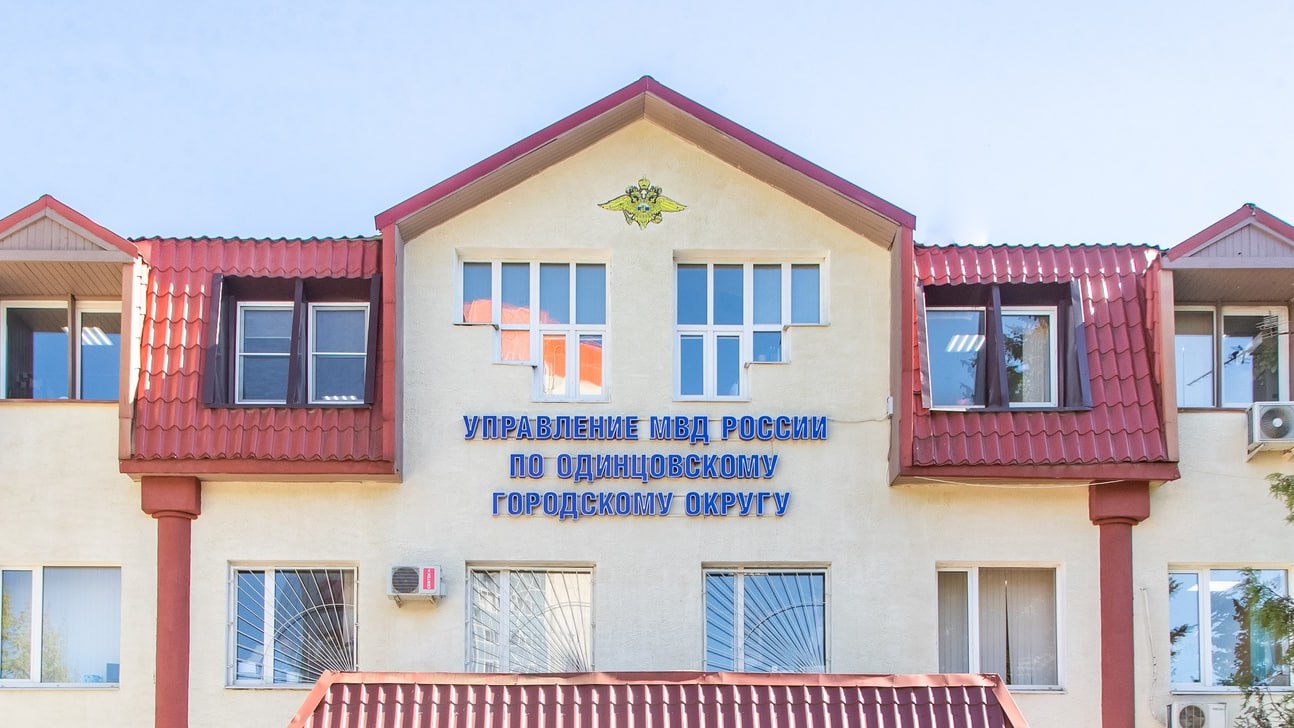 Более 30 свертков с наркотиками изъяла полиция у дилера из Одинцово Полицейские задержали троих жителей Подмосковья, подозреваемых в организации сети по сбыту наркотиков в столице. Инцидент произошел во время патрулирования, когда сотрудники правоохранительных органов обратили внимание на подозрительного молодого человека, который при виде полиции попытался скрыться. При задержании у мужчины обнаружили 13 свертков с запрещенным веществом. Последующий обыск в его квартире в Одинцово позволил изъять еще 23 свертка, три пакета и контейнер с наркотиками, а также весы и упаковочные материалы. Экспертиза подтвердила, что общий вес изъятых веществ превышает 150 граммов. Оперативники также изучили телефон задержанного и по сохраненным данным обнаружили 21 дополнительную закладку в разных точках города. Как выяснилось, мужчина действовал не один: вместе с сестрой и ее другом он организовал схему по закупке, фасовке и распространению наркотиков. В то время как сам подозреваемый искал покупателей в интернете и делал закладки, его сообщники занимались упаковкой и сбытом запрещенных веществ. В отношении задержанных возбуждено уголовное дело. Суд избрал для них меру пресечения в виде заключения под стражу.